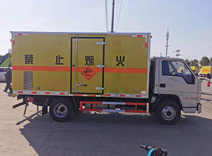 桥东爆破器材运输车技术升级与安全合规新趋势